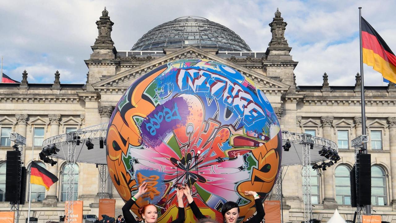 Darsteller tragen am 24.05.2017 in Berlin während des Eröffnungsgottesdienstes des 36. Evangelischen Kirchentages eine große Kugel über die Wiese vor dem Reichstag. Zum Reformationsjubiläum findet der Deutsche Evangelische Kirchentag vom 24. bis 28 Mai unter dem Motto «Du siehst mich» in Berlin und Lutherstadt Wittenberg (Sachsen-Anhalt) statt. Darsteller tragen am 24.05.2017 in Berlin während des Eröffnungsgottesdienstes des 36. Evangelischen Kirchentages eine große Kugel über die Wiese vor dem Reichstag. Zum Reformationsjubiläum findet der Deutsche Evangelische Kirchentag vom 24. bis 28 Mai unter dem Motto «Du siehst mich» in Berlin und Lutherstadt Wittenberg (Sachsen-Anhalt) statt.