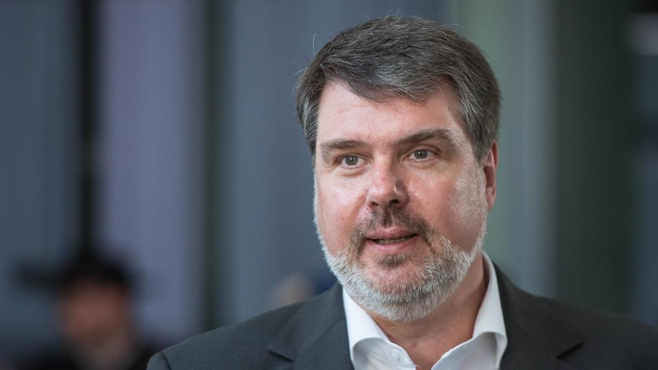 Der Umweltausschussvorsitzende Michael Thews, SPD, beim Pressestatement nach der Sitzung. Der Umweltausschussvorsitzende Michael Thews, SPD, beim Pressestatement nach der Sitzung.