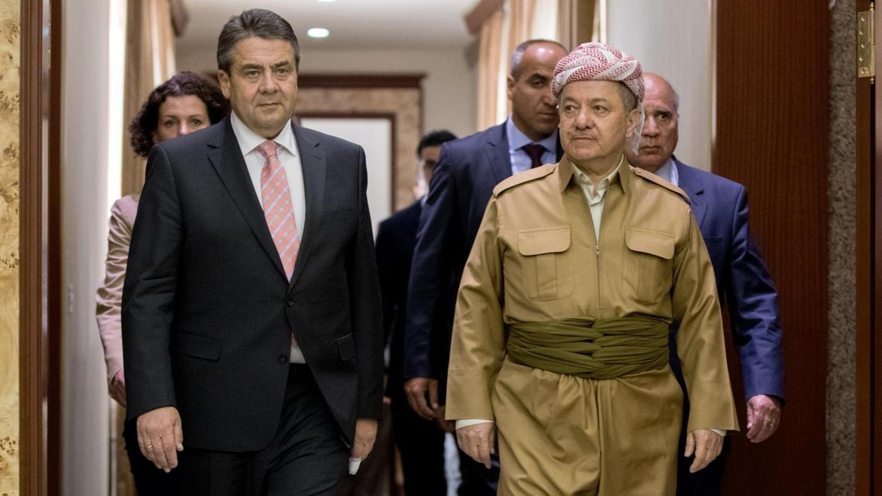 Bundesaußenminister Sigmar Gabriel (SPD) und der Präsident der Region Kurdistan-Irak, Mazoud Barzani (r), kommen am 20.04.2017 in Salahaddin im Präsidentenpalast zur Pressekonferenz. 