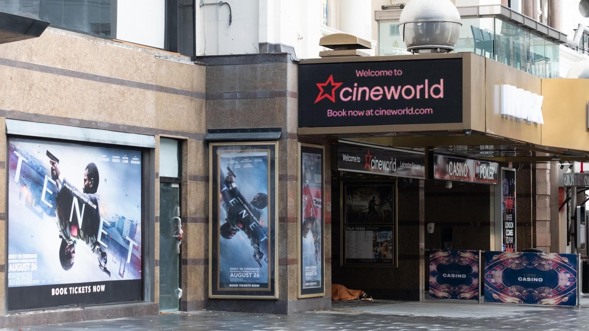 Ein Kino der Kette Cineworld in London mit Plakaten für den Film "TENET", einem Blockbuster von Warner Brothers Ein Kino der Kette Cineworld in London mit Plakaten für den Film "TENET", einem Blockbuster von Warner Brothers