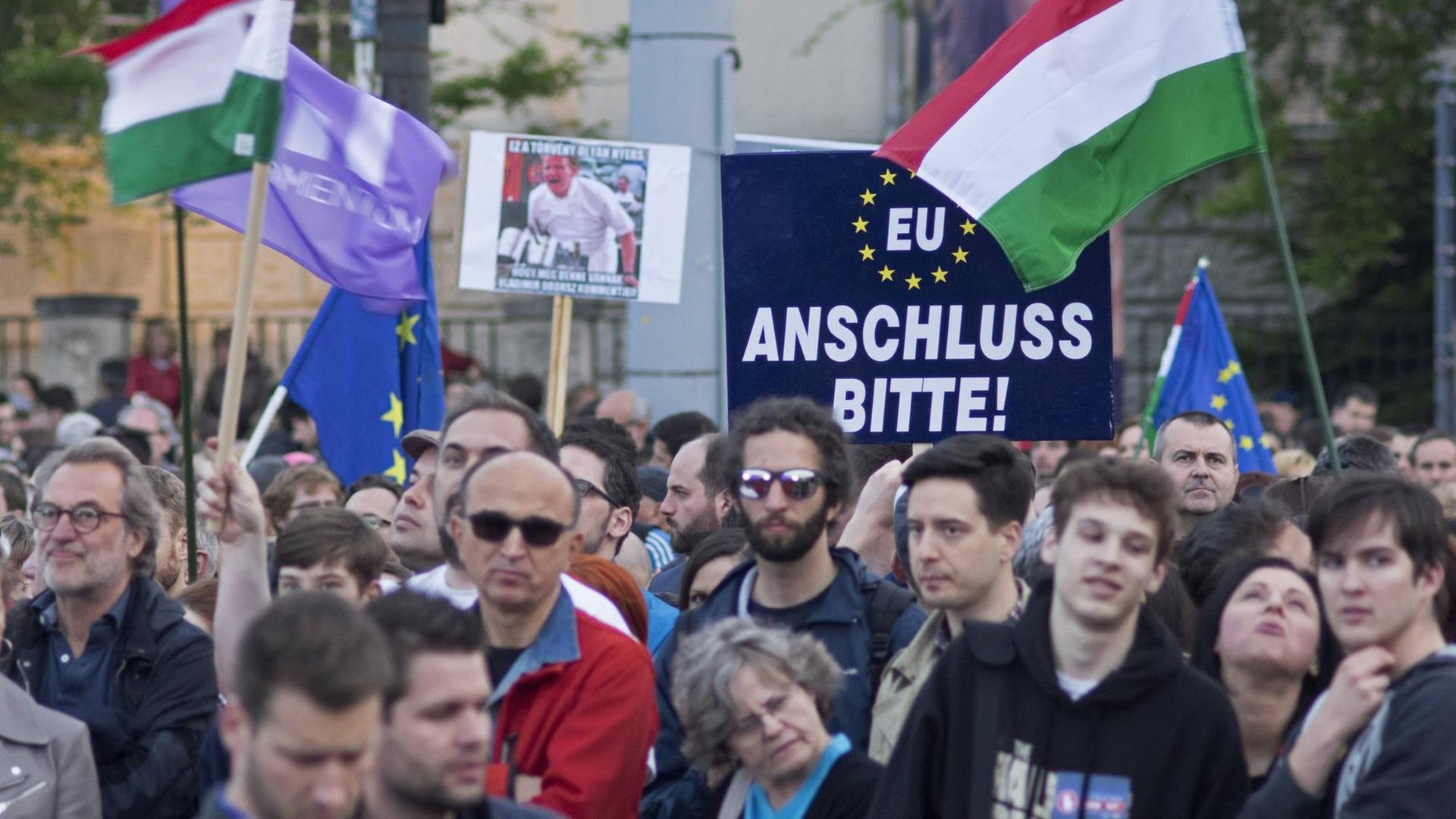 Pro-Europe demonstration, Budapest , Hungary UNGARN, 01.05.2017, Budapest - XIV. Bezirk. Grossdemonstration fuer Europa und gegen den wachsenden Einfluss Russlands auf Initiative der neuen linksliberalen Partei Momentum.