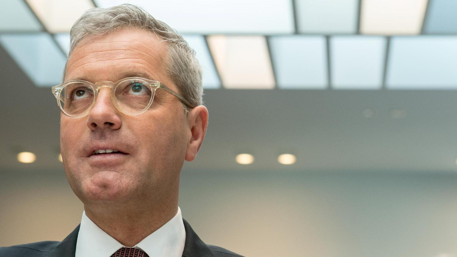 Der Vorsitzende des Auswärtigen Ausschusses im Bundestag, Norbert Röttgen (CDU), im März vor einer Befragung im hessischen Landtag Der Vorsitzende des Auswärtigen Ausschusses im Bundestag, Norbert Röttgen (CDU), im März vor einer Befragung im hessischen Landtag