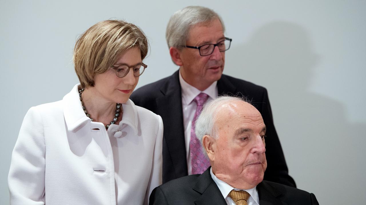 Alt-Bundeskanzler Helmut Kohl (Mitte) seine Ehefrau Maike Richter-Kohl und EU-Kommissionspräsident Jean-Claude Juncker während der Vorstellung des Kohl-Buchs "Aus Sorge um Europa - Ein Appell" in Frankfurt am Main.
