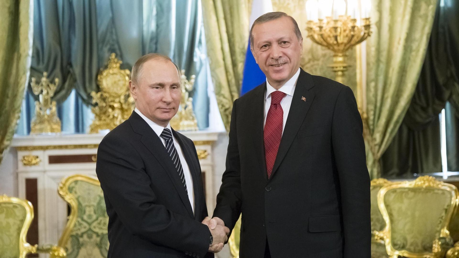 Der russische Präsident Wladimir Putin empfängt den türkischen Staatschef Recep Tayyip Erdogan in Moskau. Der russische Präsident Wladimir Putin empfängt den türkischen Staatschef Recep Tayyip Erdogan in Moskau.