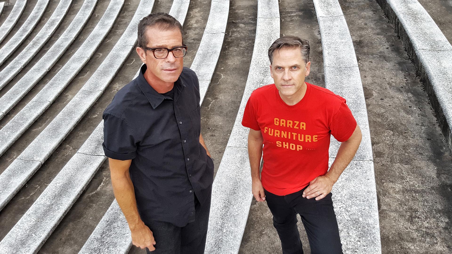 Schlagzeuger John Convertino und Sänger/Gitarrist Joey Burns von der Band Calexico Schlagzeuger John Convertino und Sänger/Gitarrist Joey Burns von der Band Calexico