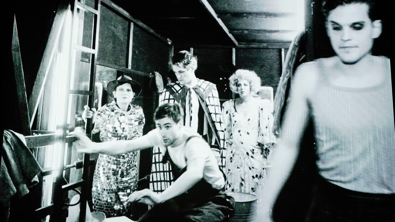 Das Bild zeigt ein Szenenbild aus dem Theater-Stück "Black Maria". Das Bild zeigt ein Szenenbild aus dem Theater-Stück "Black Maria".