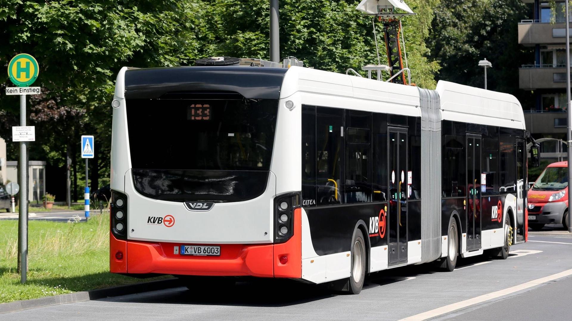Ein Elektrobus der Kölner Verkehrsbetriebe AG (KVB) an einer Ladestation am Südfriedhof in Köln-Zollstock. Seit 2016 fahren auf der Linie 133 in Köln 8 Elektrobusse. Ein Elektrobus der Kölner Verkehrsbetriebe AG (KVB) an einer Ladestation am Südfriedhof in Köln-Zollstock. Seit 2016 fahren auf der Linie 133 in Köln 8 Elektrobusse.