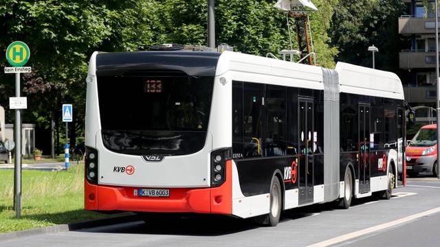 Ein Elektrobus der Kölner Verkehrsbetriebe AG (KVB) an einer Ladestation am Südfriedhof in Köln-Zollstock. Seit 2016 fahren auf der Linie 133 in Köln 8 Elektrobusse.