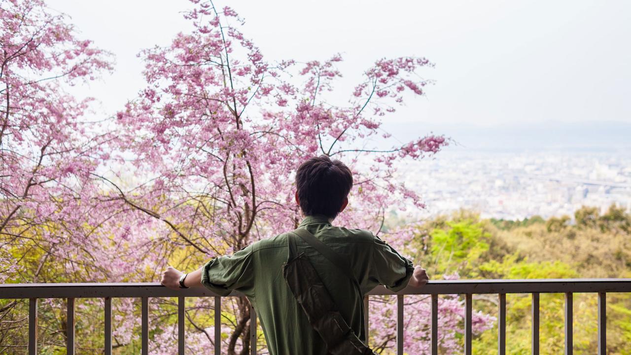 Im Hintergrund die Skyline von Kyoto: Kei genießt das Leben als "Jiyujin", als freier Mensch.