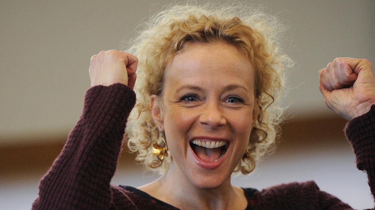 Die Schauspielerin Katja Riemann jubelt bei Dreharbeiten des Kinofilms "Die abhandene Welt" in Düsseldorf Die Schauspielerin Katja Riemann jubelt bei Dreharbeiten des Kinofilms "Die abhandene Welt" in Düsseldorf