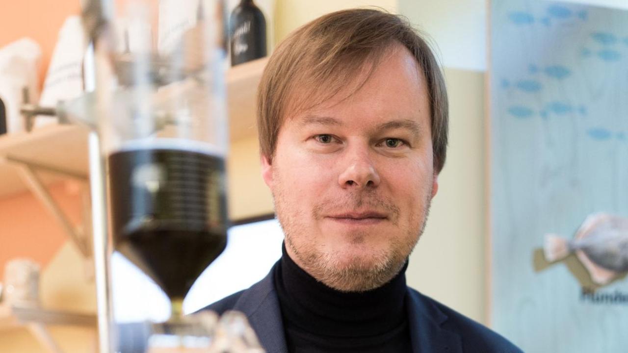 Der Wissenschaftler Andreas Kliemant sitzt an einem Tropftrichter auf der Grünen Woche am 20.01.2017 in Berlin und beobachtet wie ein Extrakt aus geriebenem Spinat, Wasabi und Pfeffer in ein Glas mit Rapsöl tropft und dieses dann die Farbe von Olivenöl annimmt. Der Wissenschaftler Andreas Kliemant sitzt an einem Tropftrichter auf der Grünen Woche am 20.01.2017 in Berlin und beobachtet wie ein Extrakt aus geriebenem Spinat, Wasabi und Pfeffer in ein Glas mit Rapsöl tropft und dieses dann die Farbe von Olivenöl annimmt.