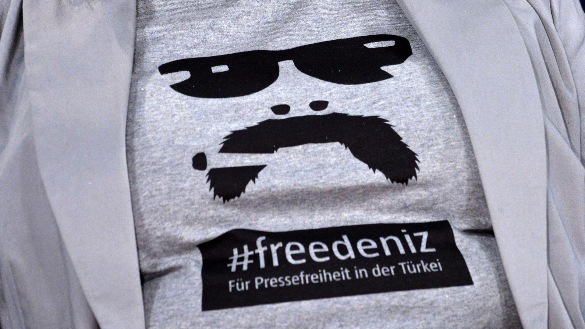 Canan Topcu, Journalistin, Dozentin, aufgenommen am 23.03.2017 während der ZDF-Talksendung "Maybrit Illner" zum Thema "Türken in Deutschland - spaltet Erdogan das Land?" im ZDF-Hauptstadtstudio im Berliner Zollernhof Unter den Linden. Sie trägt ein Shirt mit der Aufschrift " #freedeniz Für Pressefreiheit in der Türkei " und den grafisch angedeuteten Gesichtszügen des in der Türkei inhaftierten deutsch-türkischen Journalisten Deniz Yücel. Foto: Karlheinz Schindler/dpa-Zentralbild/ZB | Verwendung weltweit Canan Topcu, Journalistin, Dozentin, aufgenommen am 23.03.2017 während der ZDF-Talksendung "Maybrit Illner" zum Thema "Türken in Deutschland - spaltet Erdogan das Land?" im ZDF-Hauptstadtstudio im Berliner Zollernhof Unter den Linden. Sie trägt ein Shirt mit der Aufschrift " #freedeniz Für Pressefreiheit in der Türkei " und den grafisch angedeuteten Gesichtszügen des in der Türkei inhaftierten deutsch-türkischen Journalisten Deniz Yücel. Foto: Karlheinz Schindler/dpa-Zentralbild/ZB | Verwendung weltweit