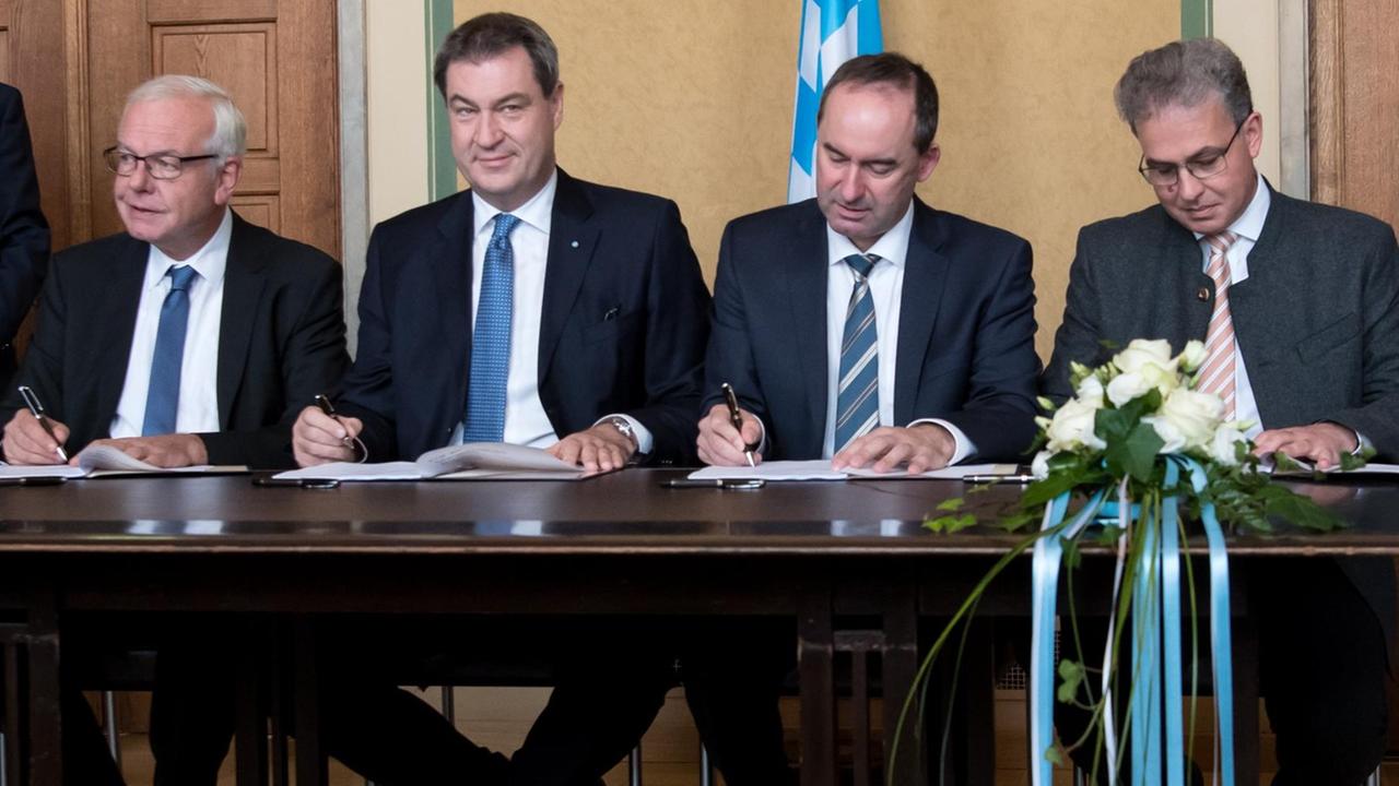 (v.l.) CSU-Fraktionschef Thomas Kreuzer, Ministerpräsident Markus Söder (CSU), Hubert Aiwanger (Landesvorsitzender Freie Wähler) und Florian Streibl (Parl. Geschäftsführer FW) unterzeichnen den Koalitionsvertrag. (v.l.) CSU-Fraktionschef Thomas Kreuzer, Ministerpräsident Markus Söder (CSU), Hubert Aiwanger (Landesvorsitzender Freie Wähler) und Florian Streibl (Parl. Geschäftsführer FW) unterzeichnen den Koalitionsvertrag.