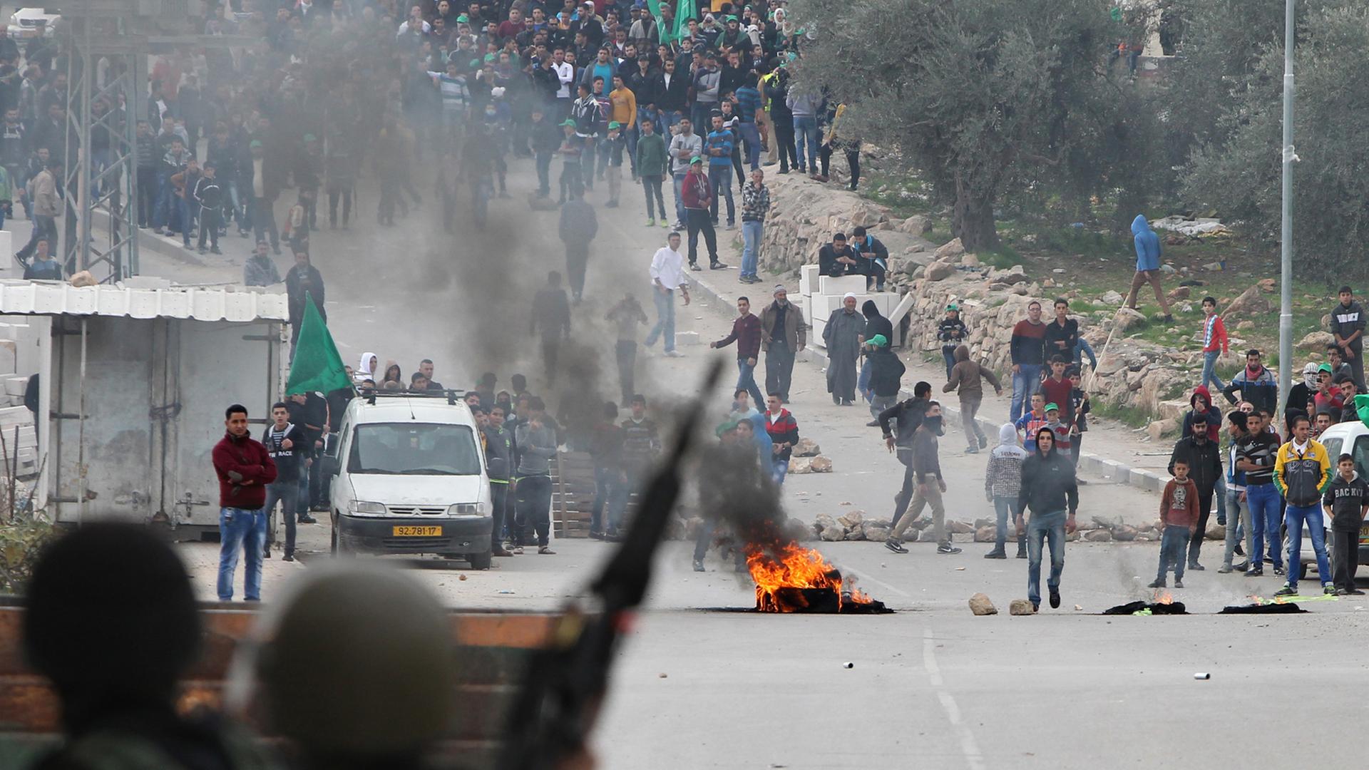 Palästinensische Demonstranten stießen am Freitag im Westjordanland mit israelischen Soldaten zusammen.