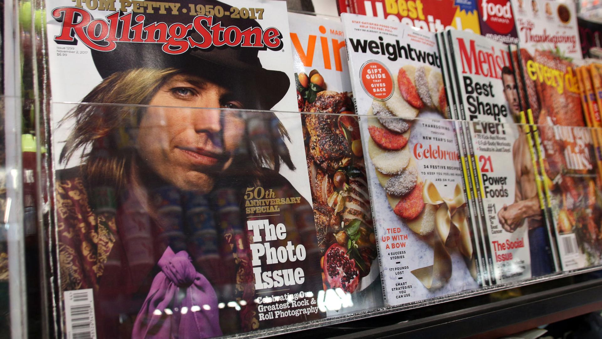 Jubiläumsausgabe des Rolling Stone Magazine zum 50. Geburtstag im Zeitschriftenregal Jubiläumsausgabe des Rolling Stone Magazine zum 50. Geburtstag im Zeitschriftenregal