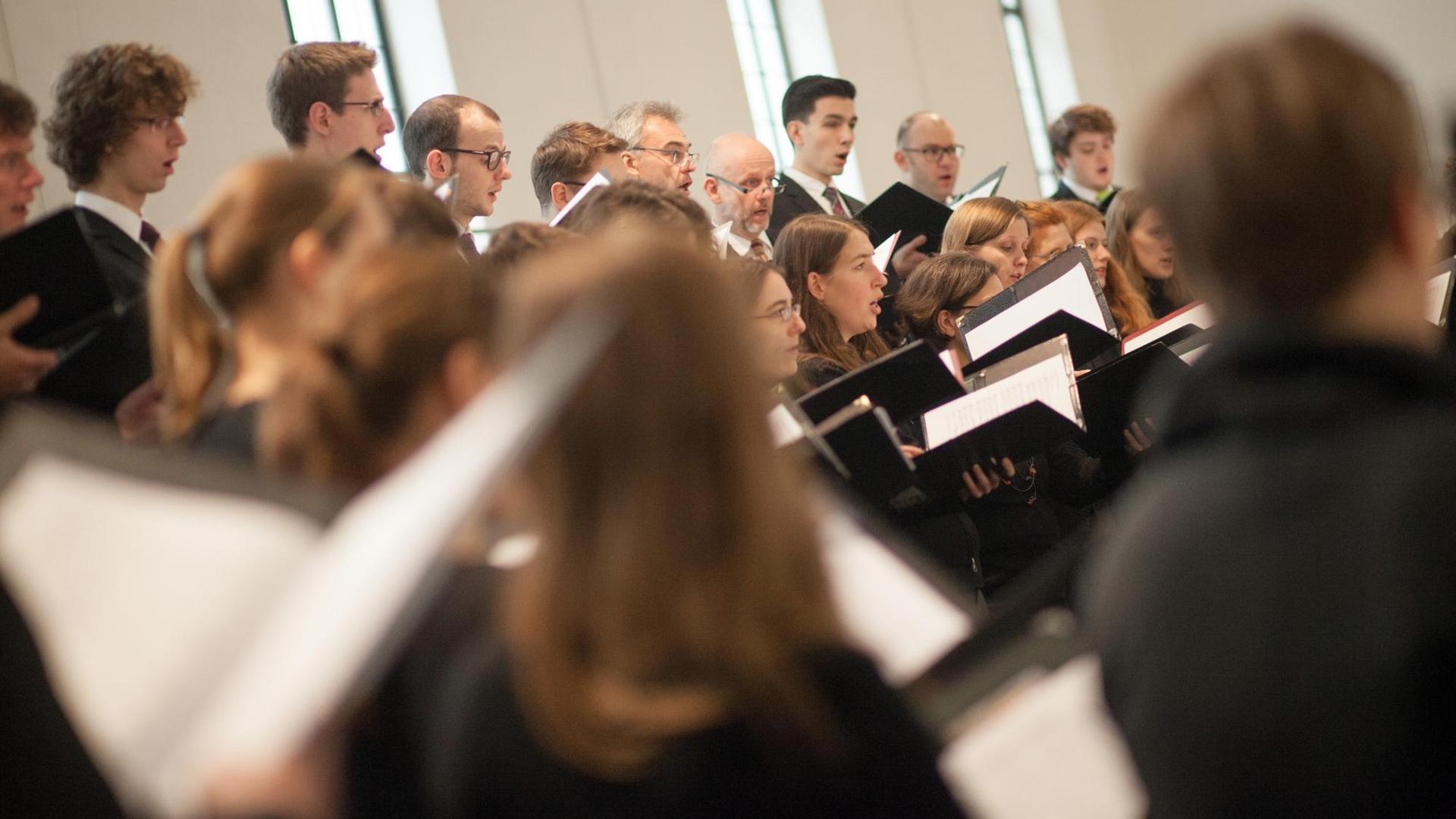 Ein Kirchen-Chor singt am 29.11.2015 in der Domkirche St. Eberhard in Stuttgart (Baden-Württemberg) während des Gottesdienstes zur Eröffnung des Lateinamerika-Hilfswerks Adveniat. Die Weihnachtsaktion des Lateinamerika-Hilfswerks Adveniat findet Bundesweit statt. Foto: Christoph Schmidt/dpa | Verwendung weltweit Ein Kirchen-Chor singt am 29.11.2015 in der Domkirche St. Eberhard in Stuttgart (Baden-Württemberg) während des Gottesdienstes zur Eröffnung des Lateinamerika-Hilfswerks Adveniat. Die Weihnachtsaktion des Lateinamerika-Hilfswerks Adveniat findet Bundesweit statt. Foto: Christoph Schmidt/dpa | Verwendung weltweit