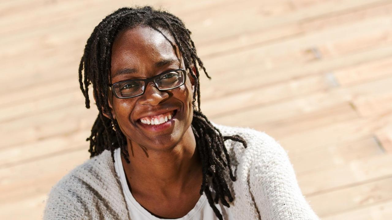 Die in Berlin lebende Autorin Sharon Otoo posiert am 05.07.2016 in Berlin. Mit der doppelbödigen Geschichte über ein Ei, das nicht hart werden will, hat die in Berlin lebende Autorin den renommierten Ingeborg-Bachmann-Preis gewonnen. Foto: Paul Zinken/dpa | Verwendung weltweit Die in Berlin lebende Autorin Sharon Otoo posiert am 05.07.2016 in Berlin. Mit der doppelbödigen Geschichte über ein Ei, das nicht hart werden will, hat die in Berlin lebende Autorin den renommierten Ingeborg-Bachmann-Preis gewonnen. Foto: Paul Zinken/dpa | Verwendung weltweit