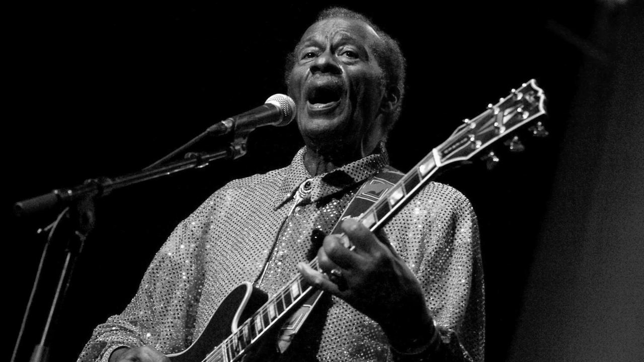 Der Musiker Chuck Berry spielt Gitarre und singt am 07.11.2005 in Zürich. Der Musiker Chuck Berry spielt Gitarre und singt am 07.11.2005 in Zürich.