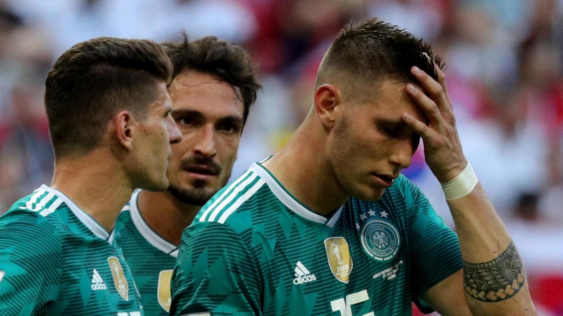 Süle fasst sich enttäuscht an den Kopf, Gomez und Hummels sprechen mit ihm. Süle fasst sich enttäuscht an den Kopf, Gomez und Hummels sprechen mit ihm.
