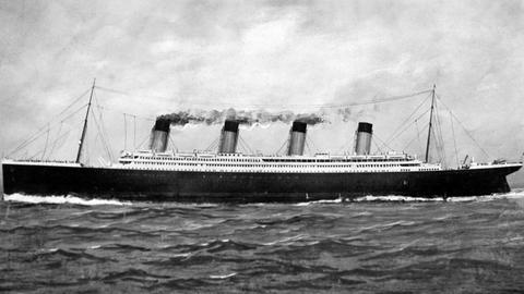 RMS Titanic. Am 15. April 2012 jährt sich zum 100. Mal der Untergang der Titanic - Die Titanic war ein Passagierschiff der britischen Reederei White Star Line. Sie wurde in Belfast auf der Werft von Harland & Wolff gebaut und war bei der Indienststellung am 2. April 1912 das größte Schiff der Welt. Auf ihrer Jungfernfahrt kollidierte die Titanic am 14. April 1912 gegen 23:40 Uhr etwa 300 Seemeilen südöstlich von Neufundland mit einem Eisberg und sank zwei Stunden und 40 Minuten nach dem Zusammenstoß im Nordatlantik.