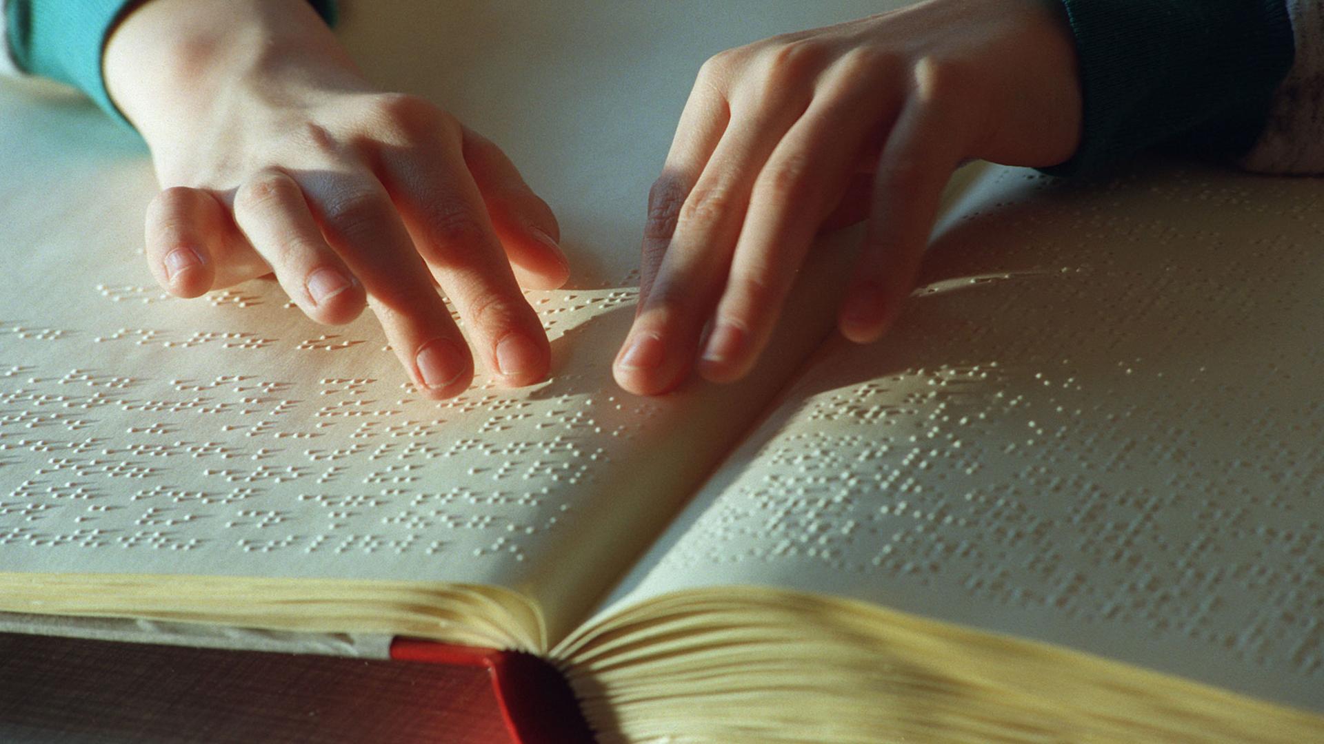 Mit den Händen lesen. Weltweit wird heute die Punktschrift von Louis Braille gelehrt.