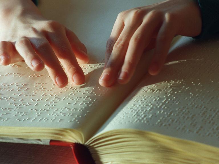 Mit den Händen lesen. Weltweit wird heute die Punktschrift von Louis Braille gelehrt.