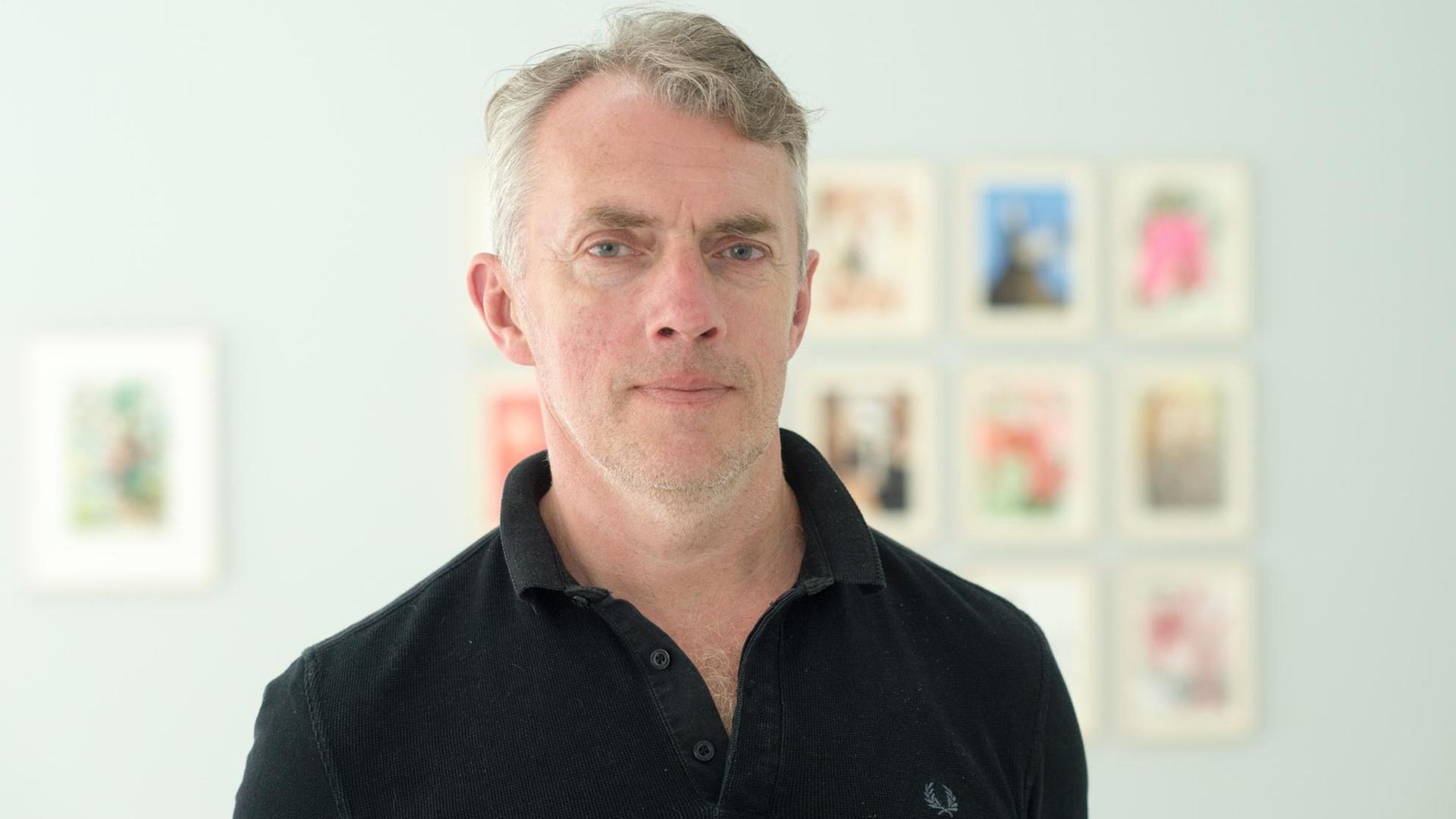 Der Künstler Neo Rauch steht in der Grafikstiftung in seiner Ausstellung "Die Stickerin", aufgenommen 2018 Der Künstler Neo Rauch steht in der Grafikstiftung in seiner Ausstellung "Die Stickerin", aufgenommen 2018