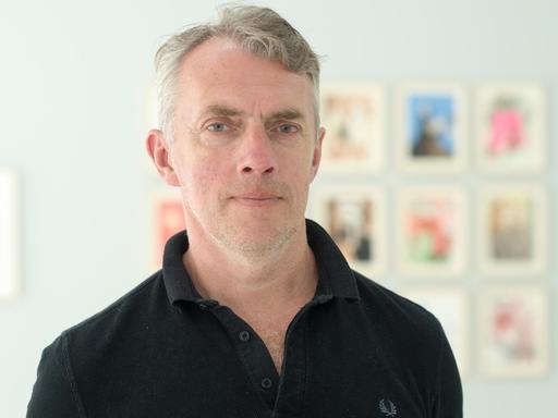 Der Künstler Neo Rauch steht in der Grafikstiftung in seiner Ausstellung "Die Stickerin", aufgenommen 2018