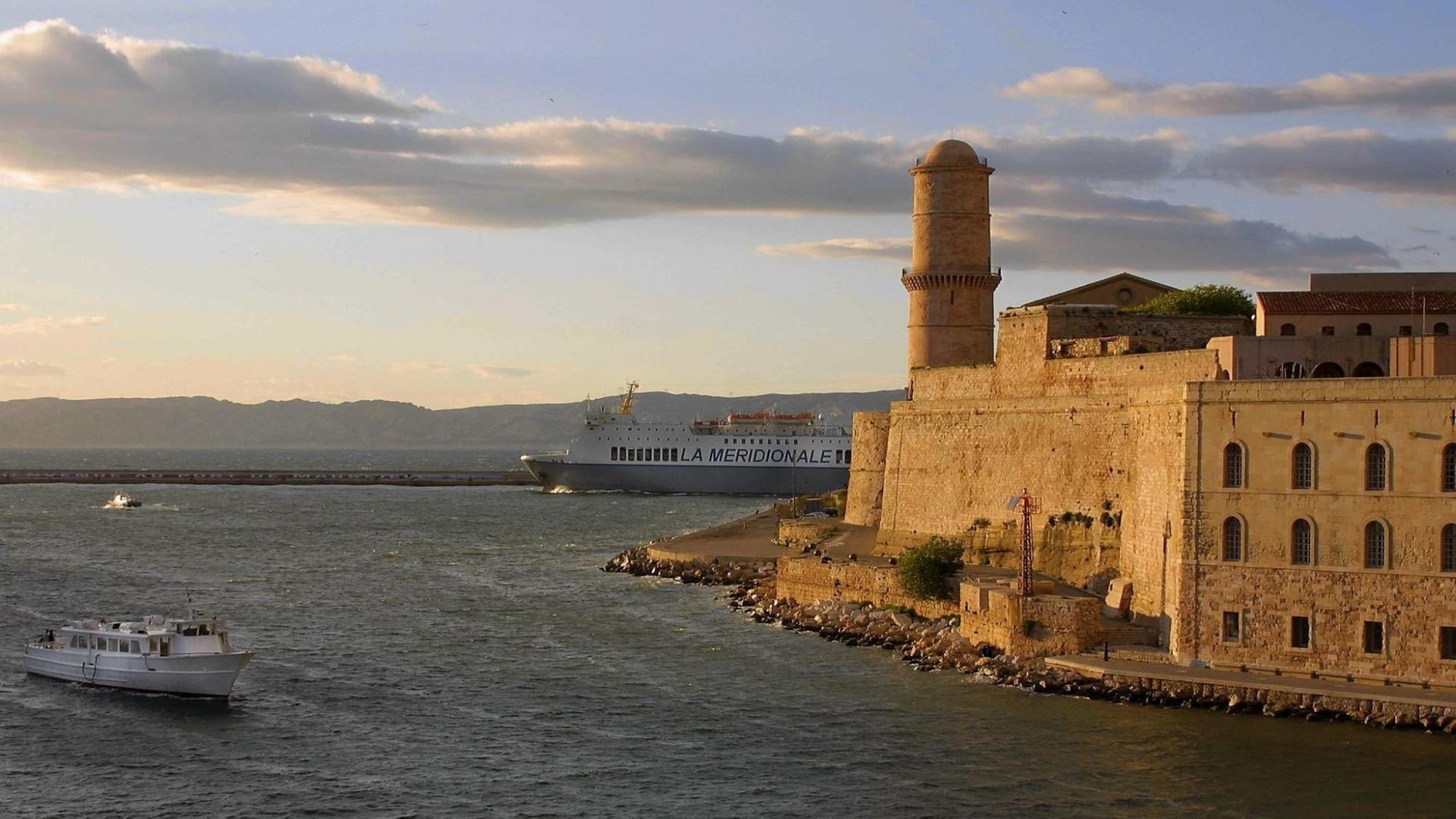 Das historische Fort Saint-Jean an der Einfahrt zum Alten Hafen (Vieux-Port) in Marseille im Abendlicht.
