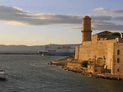 Das historische Fort Saint-Jean an der Einfahrt zum Alten Hafen (Vieux-Port) in Marseille im Abendlicht.