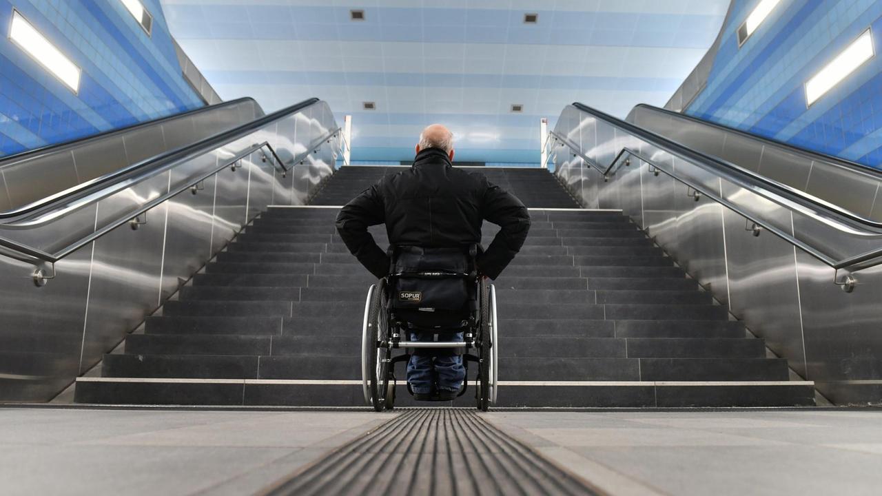 Ein Mann im Rollstuhl steht vor einer Treppe und kommt nicht weiter (Symbolfoto) Ein Mann im Rollstuhl steht vor einer Treppe und kommt nicht weiter (Symbolfoto)