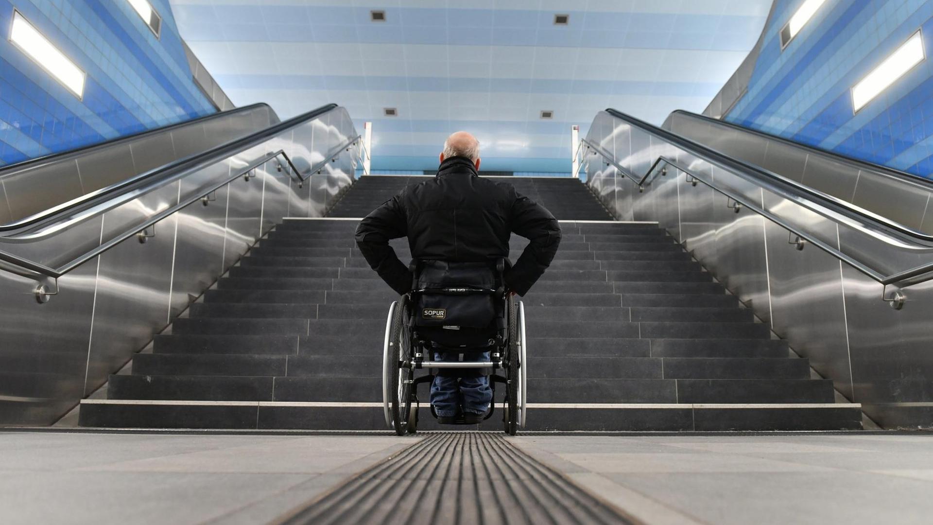 Ein Mann im Roll-Stuhl steht vor einer Treppe und kommt nicht weiter Ein Mann im Roll-Stuhl steht vor einer Treppe und kommt nicht weiter