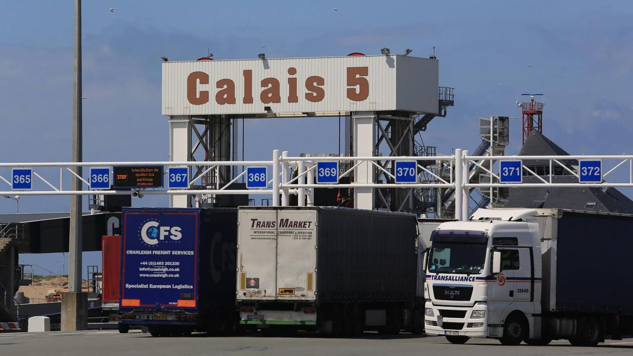 LKWs am Fähranleger im Hafen von Calais (Frankreich) LKWs am Fähranleger im Hafen von Calais (Frankreich)