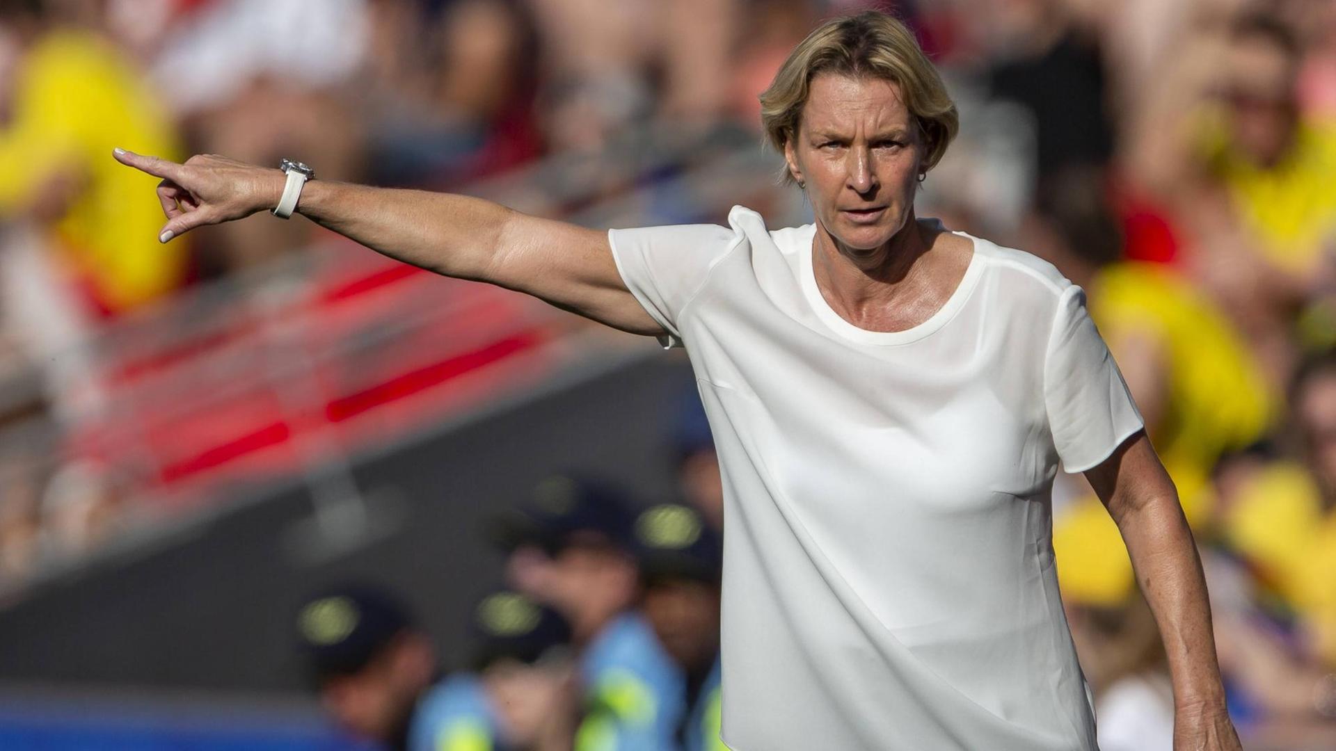 Frankreich, Rennes, Roazhon Park, 29.06.2019, Fussball - FIFA Frauen-WM - Viertelfinale - Deutschland - Schweden Bild: v. l. Bundestrainerin Martina Voss-Tecklenburg (Deutschland) *** France, Rennes, Roazhon Park, 29 06 2019, Football FIFA Womens World Cup Quarter Finals Germany Sweden Picture v l National Coach Martina Voss Tecklenburg Germany Copyright: HMBxMedia/xHeikoxBecker Frankreich, Rennes, Roazhon Park, 29.06.2019, Fussball - FIFA Frauen-WM - Viertelfinale - Deutschland - Schweden Bild: v. l. Bundestrainerin Martina Voss-Tecklenburg (Deutschland) *** France, Rennes, Roazhon Park, 29 06 2019, Football FIFA Womens World Cup Quarter Finals Germany Sweden Picture v l National Coach Martina Voss Tecklenburg Germany Copyright: HMBxMedia/xHeikoxBecker