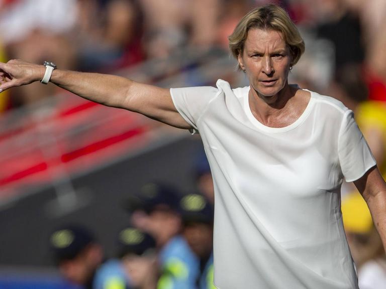 Frankreich, Rennes, Roazhon Park, 29.06.2019, Fussball - FIFA Frauen-WM - Viertelfinale - Deutschland - Schweden Bild: v. l. Bundestrainerin Martina Voss-Tecklenburg (Deutschland) *** France, Rennes, Roazhon Park, 29 06 2019, Football FIFA Womens World Cup Quarter Finals Germany Sweden Picture v l National Coach Martina Voss Tecklenburg Germany Copyright: HMBxMedia/xHeikoxBecker