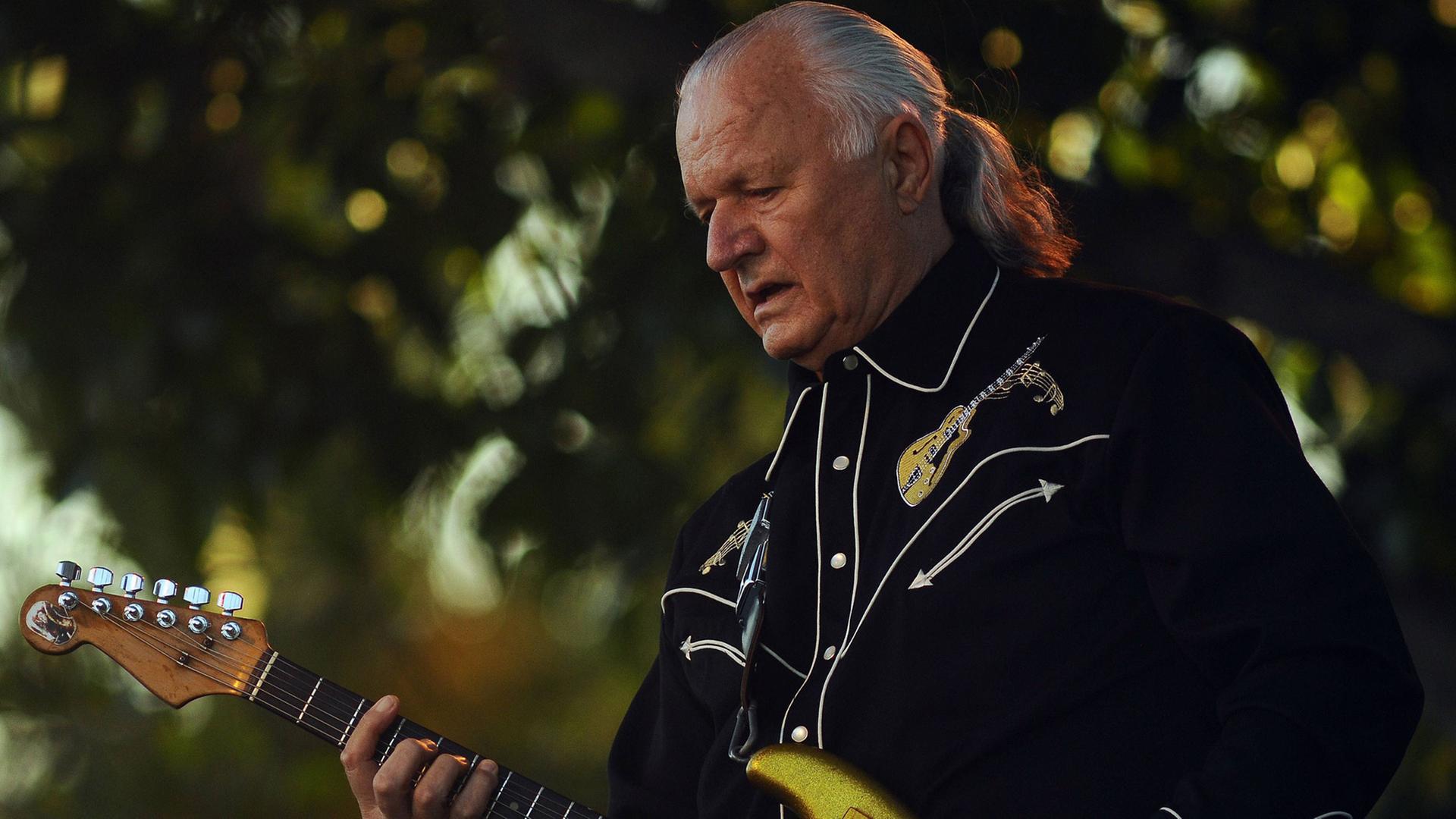 Der Surf-Guitar-Musiker Dick Dale bei einem Konzert in Ventura, Kalifornien, im Jahr 2012 Der Surf-Guitar-Musiker Dick Dale bei einem Konzert in Ventura, Kalifornien, im Jahr 2012