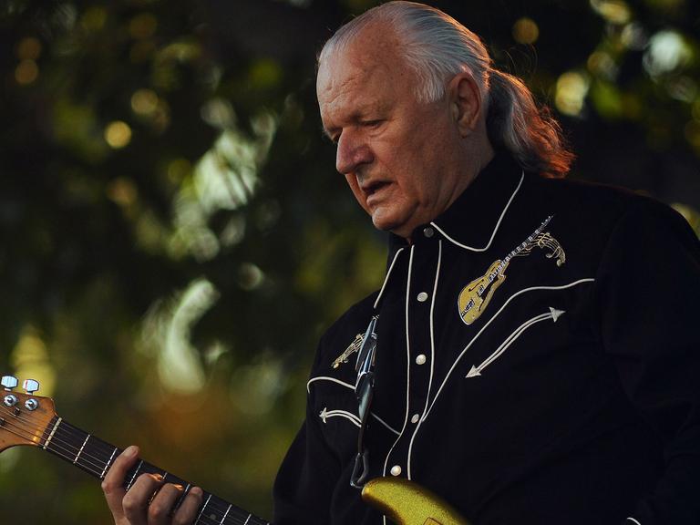 Der Surf-Guitar-Musiker Dick Dale bei einem Konzert in Ventura, Kalifornien, im Jahr 2012