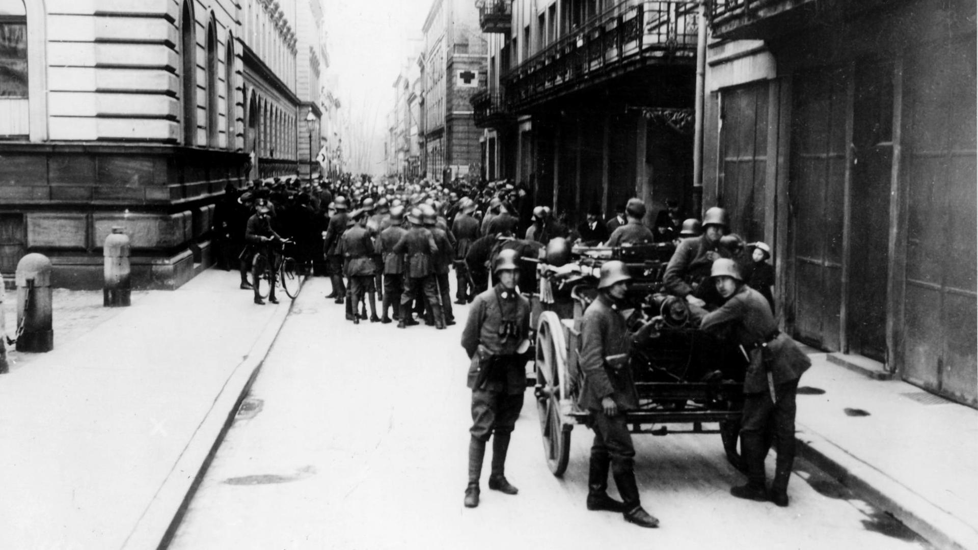 Soldaten sammeln sich während der Novemberrevolution 1918 in München. Am 7./8. November 1918 proklamierte der bayerische Ministerpräsident Kurt Eisner den republikanischen "Freistaat Bayern". Seine Ermordung durch den nationalistischen Studenten Anton Graf von Arco wurde am 21. Februar 1919 in München zum Signal für die Ausrufung der zweiten Münchner Revolution. Soldaten sammeln sich während der Novemberrevolution 1918 in München. Am 7./8. November 1918 proklamierte der bayerische Ministerpräsident Kurt Eisner den republikanischen "Freistaat Bayern". Seine Ermordung durch den nationalistischen Studenten Anton Graf von Arco wurde am 21. Februar 1919 in München zum Signal für die Ausrufung der zweiten Münchner Revolution.