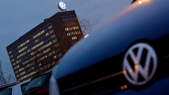 Beleuchtete Büros sind am 06.12.2016 im Verwaltungshochhaus auf dem Gelände vom VW-Werk in Wolfsburg (Niedersachsen) zu sehen.