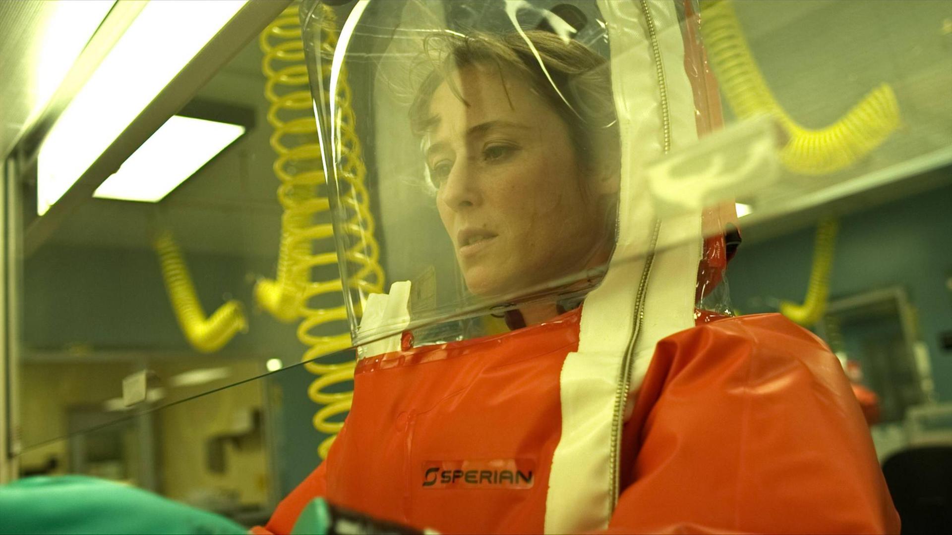 Schauspielerin Jennifer Ehle as Dr. Ally Hextall in dem Thriller "Contagion". Eine Wissenschaftlerin in Schutzkleidung im Labor. Schauspielerin Jennifer Ehle as Dr. Ally Hextall in dem Thriller "Contagion". Eine Wissenschaftlerin in Schutzkleidung im Labor.