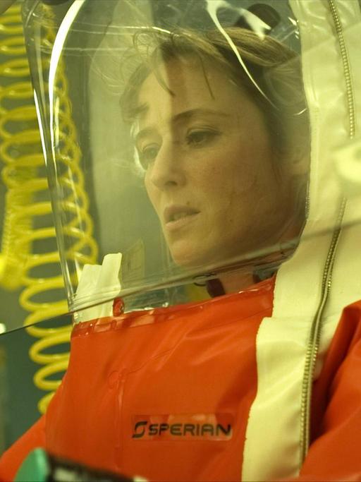 Schauspielerin Jennifer Ehle as Dr. Ally Hextall in dem Thriller "Contagion". Eine Wissenschaftlerin in Schutzkleidung im Labor.