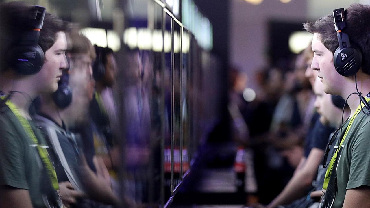 21.08.2018, Nordrhein-Westfalen, Köln: Besucher der Gamescom spielen vor Monitoren. Zum zehnten Mal findet die Computer Spielemesse in Köln statt. Foto: Oliver Berg/dpa | Verwendung weltweit 21.08.2018, Nordrhein-Westfalen, Köln: Besucher der Gamescom spielen vor Monitoren. Zum zehnten Mal findet die Computer Spielemesse in Köln statt. Foto: Oliver Berg/dpa | Verwendung weltweit