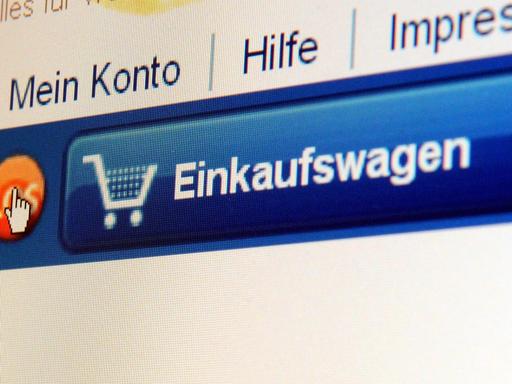 Der Mousezeiger eines Computers zeigt auf einer Seite des Internet-Handels von Amazon auf die Funktion Einkaufswagen