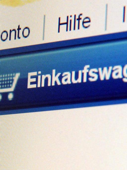 Der Mousezeiger eines Computers zeigt auf einer Seite des Internet-Handels von Amazon auf die Funktion Einkaufswagen