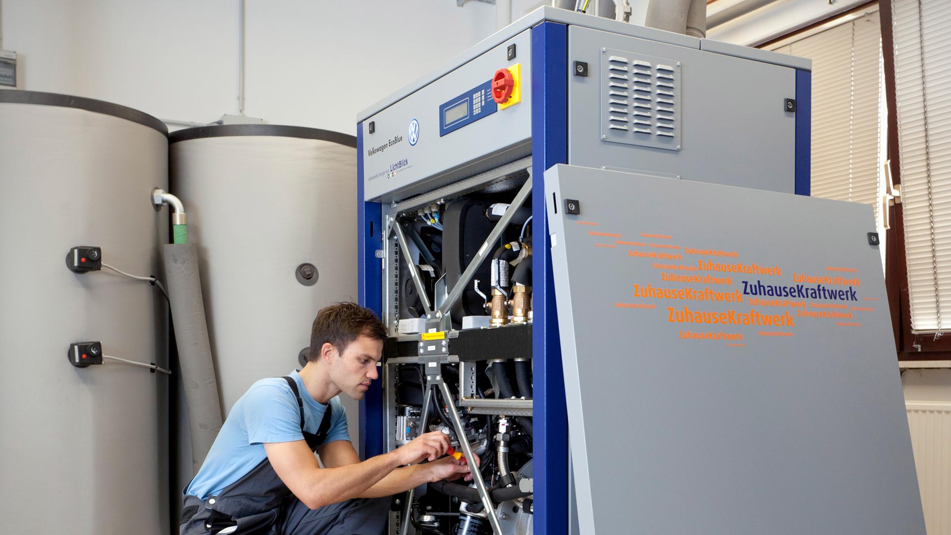 Mitarbeiter des Energieversorgers Lichtblick überprüft ein "Zuhausekraftwerk". Mitarbeiter des Energieversorgers Lichtblick überprüft ein "Zuhausekraftwerk".