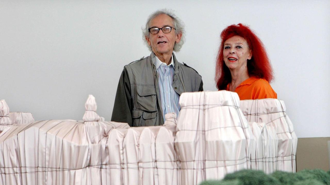 Das Künstlerpaar Christo und Jeanne-Claude steht vor dem Modell der Reichstags-Installation. Das Künstlerpaar Christo und Jeanne-Claude steht vor dem Modell der Reichstags-Installation.