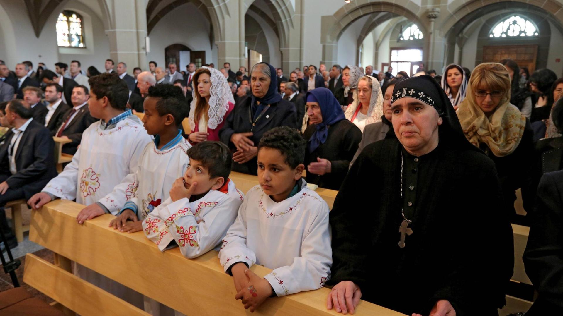 Der erste syrisch-orthodoxe Kirchentag in Deutschland wurde am Sonntag (17.05.15) in der Klosterkirche im nordrhein-westfaelischen Warburg mit einem Gottesdienst beendet. Der Abschlussgottesdienst wurde vom Oberhaupt der Kirche, Ignatius Aphrem II. Karim aus Damaskus, zelebriert. Die dreitaegige Zusammenkunft auf der Anlage des Warburger Klosters mit Gottesdiensten, Vortraegen und spirituellen Veranstaltungen hatte am Freitag begonnen. Die syrisch-orthodoxe Kirche zaehlt zu den aeltesten Kirchen weltweit. In Deutschland hat sie nach eigenen Angaben etwa 100.000 Glaeubige in rund 60 Gemeinden. Der erste syrisch-orthodoxe Kirchentag in Deutschland wurde am Sonntag (17.05.15) in der Klosterkirche im nordrhein-westfaelischen Warburg mit einem Gottesdienst beendet. Der Abschlussgottesdienst wurde vom Oberhaupt der Kirche, Ignatius Aphrem II. Karim aus Damaskus, zelebriert. Die dreitaegige Zusammenkunft auf der Anlage des Warburger Klosters mit Gottesdiensten, Vortraegen und spirituellen Veranstaltungen hatte am Freitag begonnen. Die syrisch-orthodoxe Kirche zaehlt zu den aeltesten Kirchen weltweit. In Deutschland hat sie nach eigenen Angaben etwa 100.000 Glaeubige in rund 60 Gemeinden.