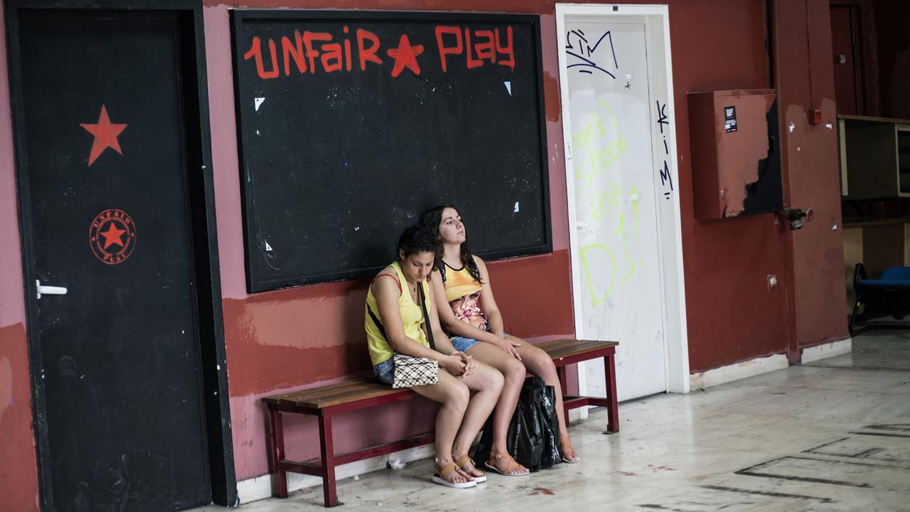Studentinnen warten in einem Gebäude der Pantion Universität in Athen