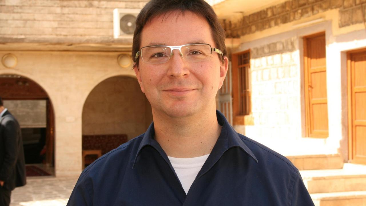 Der Religionswissenschaftler Michael Blume steht am 05.10.2015 vor einem Gebäude in Lalish, dem Heiligtum der religiösen Minderheit der Jesiden, im Nordirak. Der Religionswissenschaftler Michael Blume steht am 05.10.2015 vor einem Gebäude in Lalish, dem Heiligtum der religiösen Minderheit der Jesiden, im Nordirak.