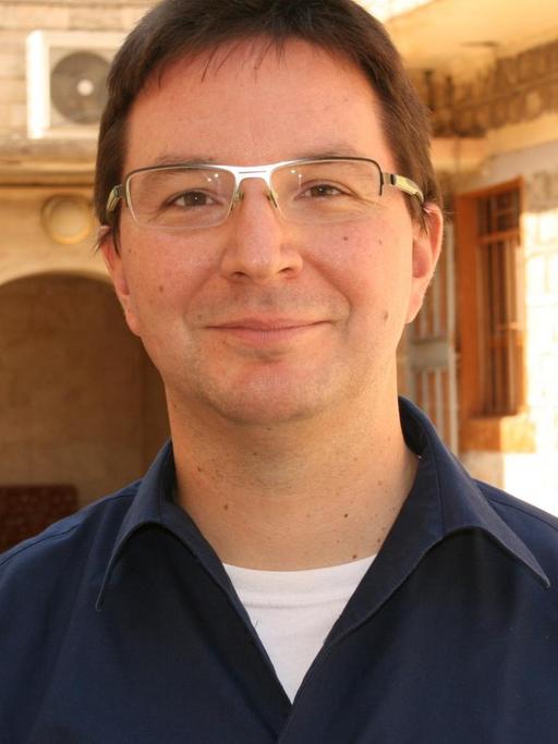 Der Religionswissenschaftler Michael Blume steht am 05.10.2015 vor einem Gebäude in Lalish, dem Heiligtum der religiösen Minderheit der Jesiden, im Nordirak.